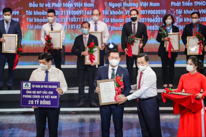 Đại diện BLĐ Tập đoàn An Phát Holdings, ông Phạm Văn Tuấn - Quyền Phó TGĐ Tập đoàn (thứ 2 bên trái) nhận hoa và chứng nhận đóng góp 20 tỷ đồng