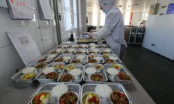 Một nhân viên của China Eastern Airlines chuẩn bị các bữa ăn trên máy bay tại một chi nhánh của công ty tại Taiyuan, tỉnh Thiểm Tây.