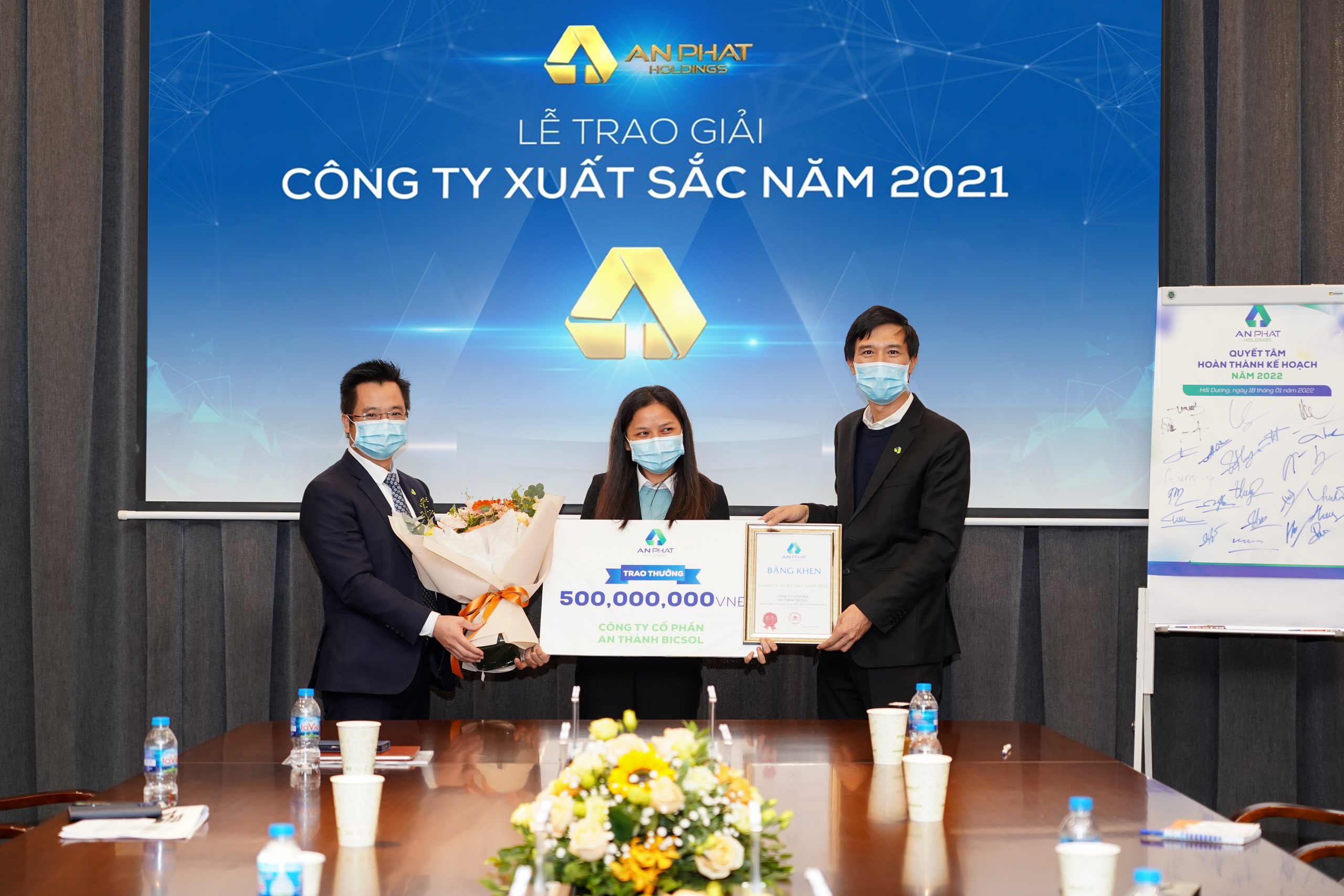 Mr. Nguyen Le Trung - Vice Chairman of An Phat Holdings (right) and Mr. Dinh Xuan Cuong – Vice Chairman, General Director of An Phat Holdings (left) gave flower and presented awards to An Thanh Bicsol – the best subsidiary in business activities in 2021