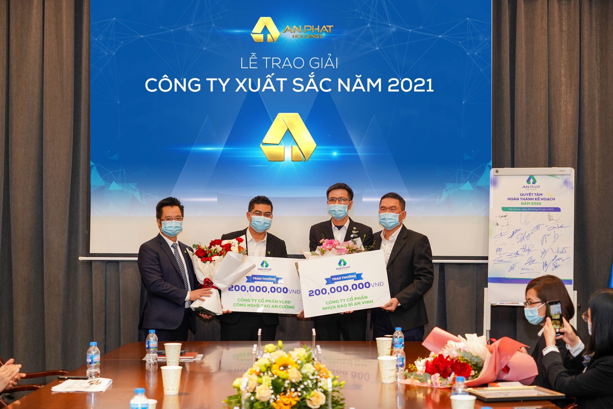 An Vinh Packaging Plastic JSC. and An Cuong Hi-Tech Building Materials JSC. also received awards 